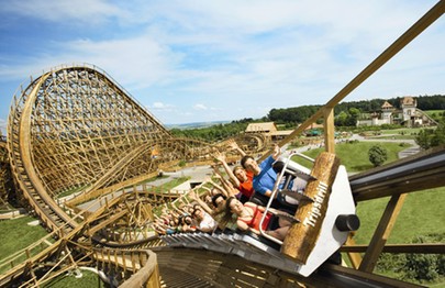 Holzachterbahn "Mammut" mit Burg "Rauhe Klinge" 